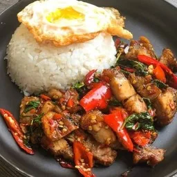 ข้าวผัดกะเพราหมูกรอบ