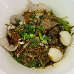 40ปี ก๋วยเตี๋ยวหมูตุ๋น เกาเหลาหมูตุ๋น by เจ้หมวยกระทะลั่น