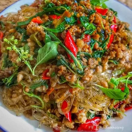 ก๋วยเตี๋ยวคลุกลูกชิ้นกากหมูเจียว