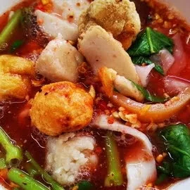 ก๋วยเตี๋ยวเย็นตาโฟลูกชิ้นแคะ
