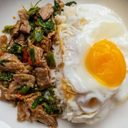 กระเพราพริกแห้งหมูเนื้อ