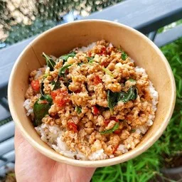 รักษ์ กะเพรา หมูกรอบขั้นเทพ ตับเด้ง ของทอด