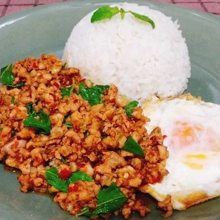 กระเพราพริกแห้งหมูเนื้อ