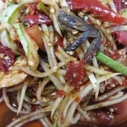 แหม่มผัดตำยำแซ่บอาหารตามสั่ง