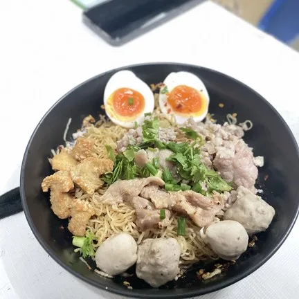 ก๋วยเตี๋ยวหมูต้มยำกากหมู ลิ้มเลิศ