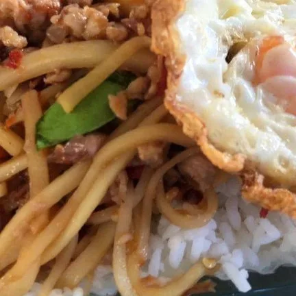ข้าวกระเพราหมู,ไก่ ฟรีไข่ดาว