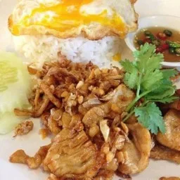 ข้าวกระเพราหมู,ไก่ ฟรีไข่ดาว