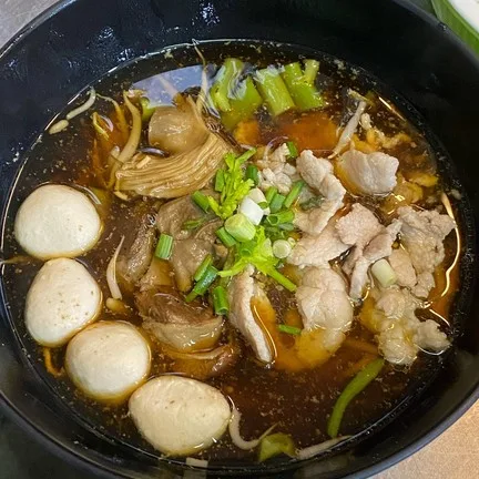 40ปี ก๋วยเตี๋ยวหมูตุ๋น เกาเหลาหมูตุ๋น by เจ้หมวยกระทะลั่น
