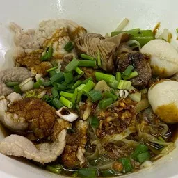 40ปี ก๋วยเตี๋ยวหมูตุ๋น เกาเหลาหมูตุ๋น by เจ้หมวยกระทะลั่น