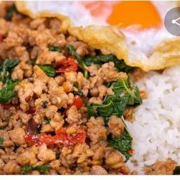 ข้าวกระเพราหมู,ไก่ ฟรีไข่ดาว