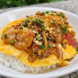 กะเพราหมูสับผัดพริกแห้งไข่ข้น