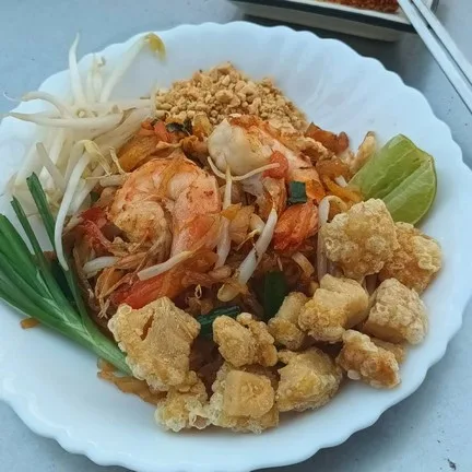 ผัดไทยกุ้งสดกากหมู