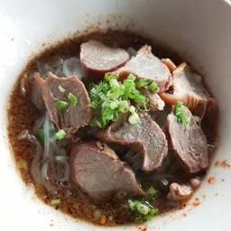 ก๋วยเตี๋ยวเรือหมูและเนื้อมีทั้งหมูตุ๋นเนื้อตุ๋นส่วนเมนูข้าวกระเพราแนะนำเลยกระเพราหมูตุ๋นกระเพราเนื้อตุ๋น
