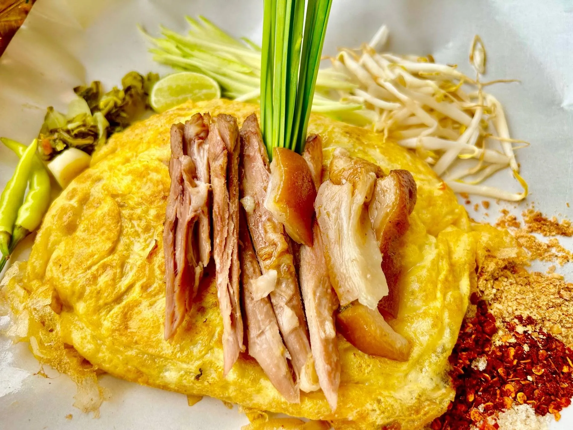ผัดไทภูเขาไฟ กระเพราภูเขาไฟ Padthai Volcano @thonglor