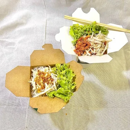 Triple B หมี่ไก่ฉีก.