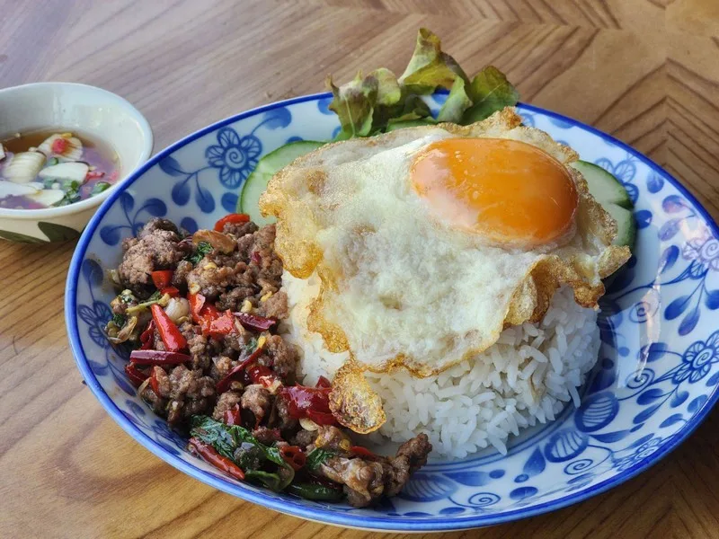 ผัดไทย กะเพรา กากหมู อันเกิม