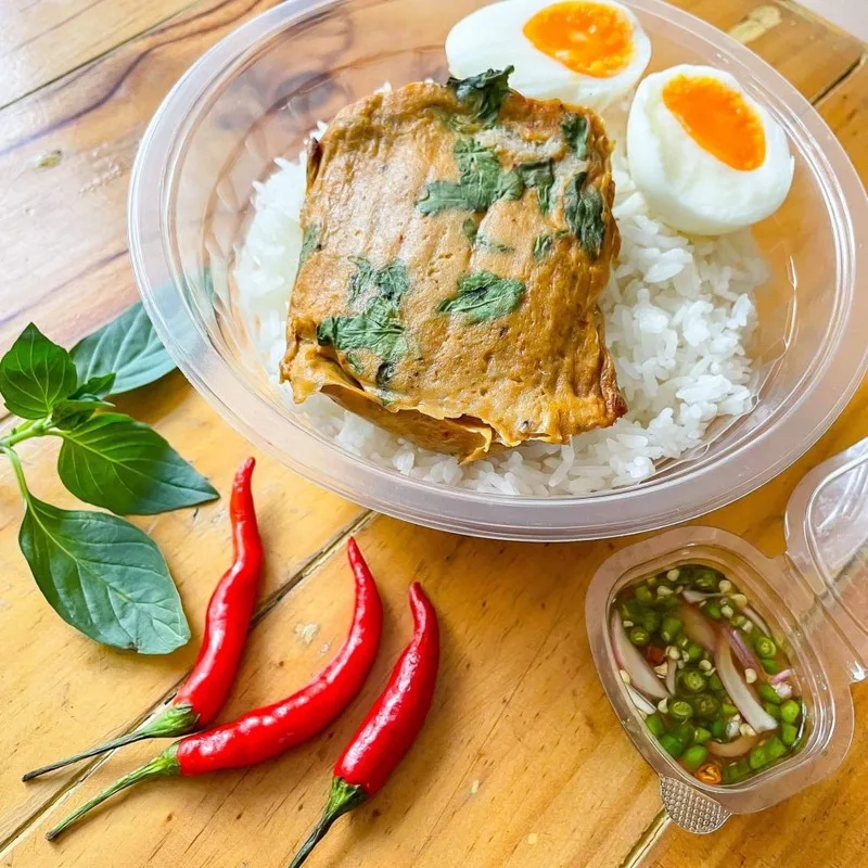 ก๋วยเตี๋ยวคลุกลูกชิ้นกากหมูเจียว