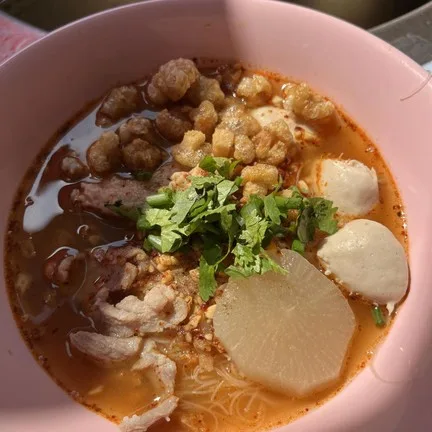 ก๋วยเตี๋ยวหมูต้มยำกากหมู ลิ้มเลิศ
