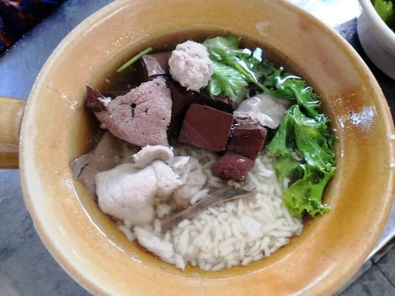 เฮียตี๋ เกาเหลาเลือดหมู เจ้าเก่ารามคำแหงซอย 16