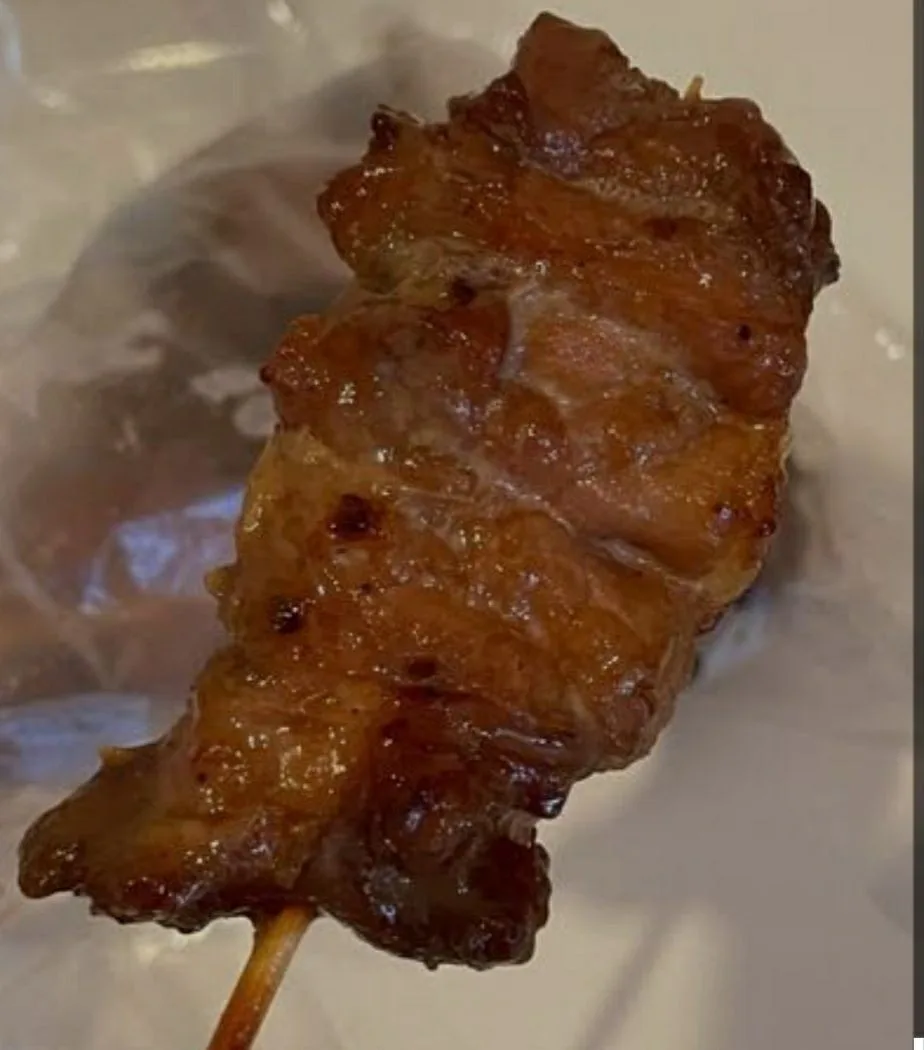 หมูปิ้งสูตรโบราณไม่มีน้ำจิ้มแจ่ว ย่างเตาถ่าน Byยายวิ (หน้าแฟลตรัฐสภา)
