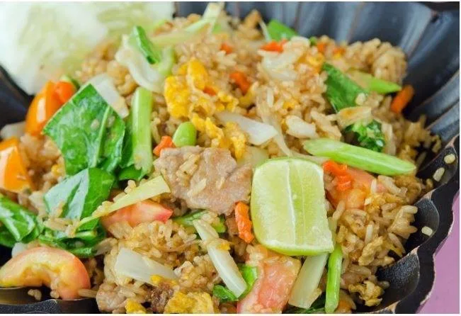 ข้าวผัดรถไฟ สุกี้ ยำ ตามสั่งจานด่วน By เชฟหมี