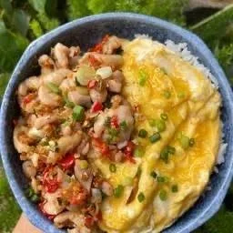 ข้าวไข่ข้นไก่คั่วพริกเกลือ