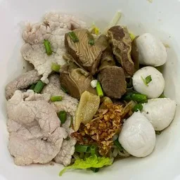 40ปี ก๋วยเตี๋ยวหมูตุ๋น เกาเหลาหมูตุ๋น by เจ้หมวยกระทะลั่น