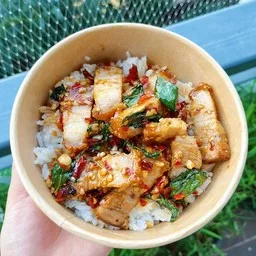 รักษ์ กะเพรา หมูกรอบขั้นเทพ ตับเด้ง ของทอด
