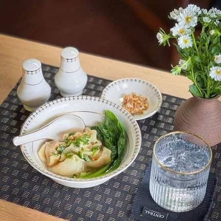 สปาเก็ตตี้ ซุป เกี๊ยวน้ำ กะเพรา By Mai Restaurant