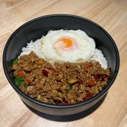 ช้อน กะ ส้อม กะเพราอร่อยที่สุดในย่านพระจอมเกล้าฯลาดกระบัง