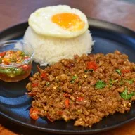 ช้อน กะ ส้อม กะเพราอร่อยที่สุดในย่านพระจอมเกล้าฯลาดกระบัง
