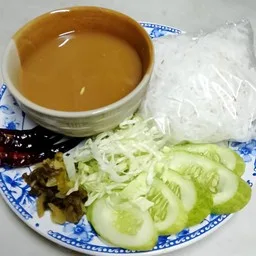 ขนมจีนน้ำยาใต้ แม่เลียบ