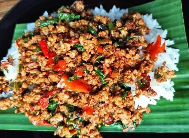 กระเพราพริกแห้งแถมฟรีน้ำซุป