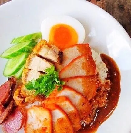 ครัวคุณปลื้ม ข้าวหมูกรอบหมูแดง
