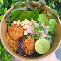 ยำแหนมข้าวทอด