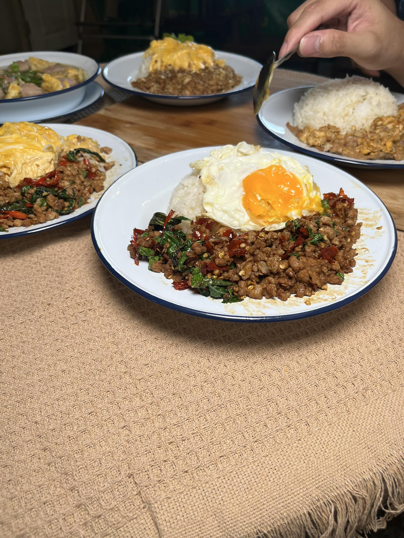 กะเพราไข่ข้น