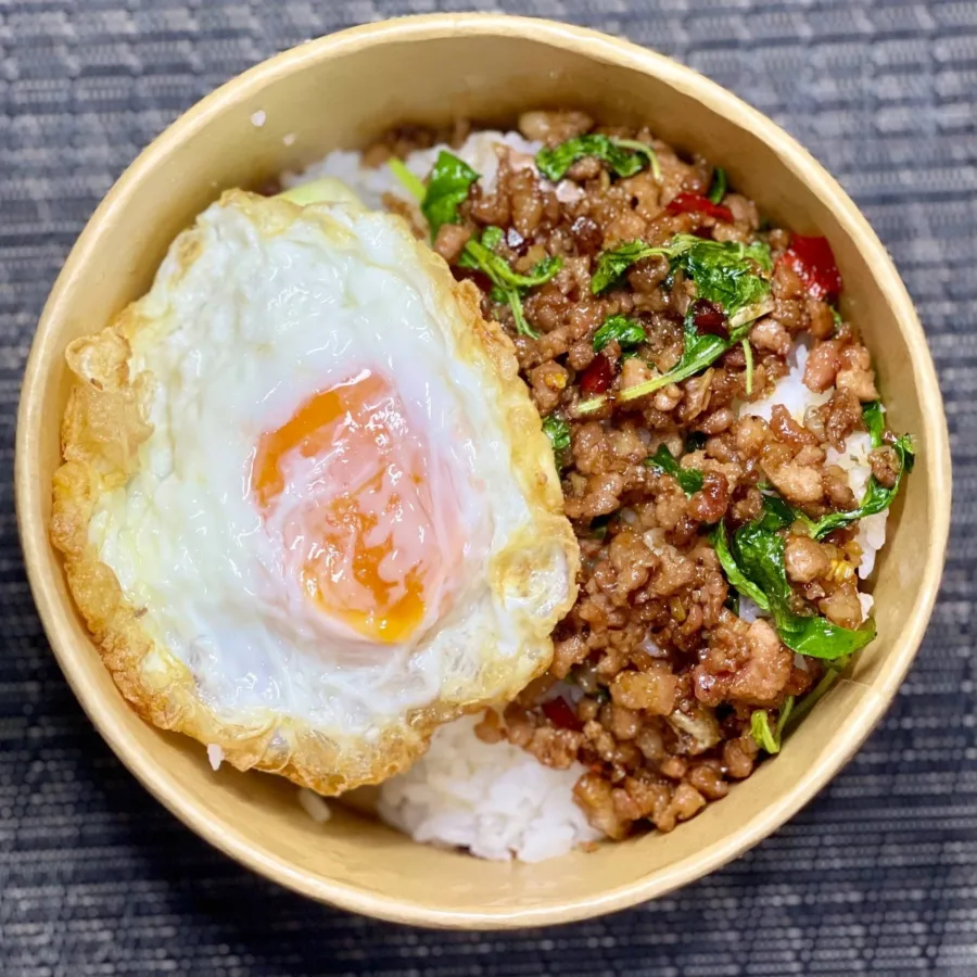 กะเพราบ้านโบ้ ไข่ข้น,หมูกรอบ,อาหารตามสั่ง