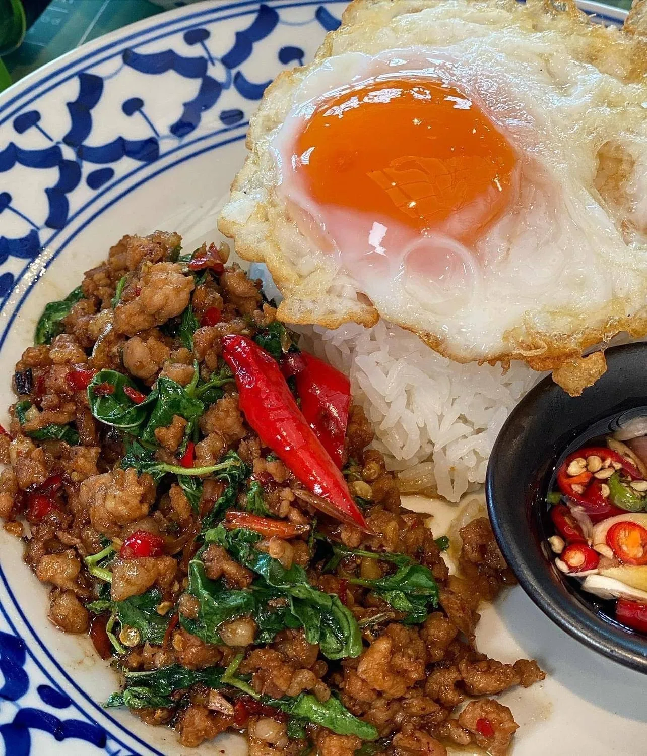 ส้มตำและกะเพราพริกแห้ง