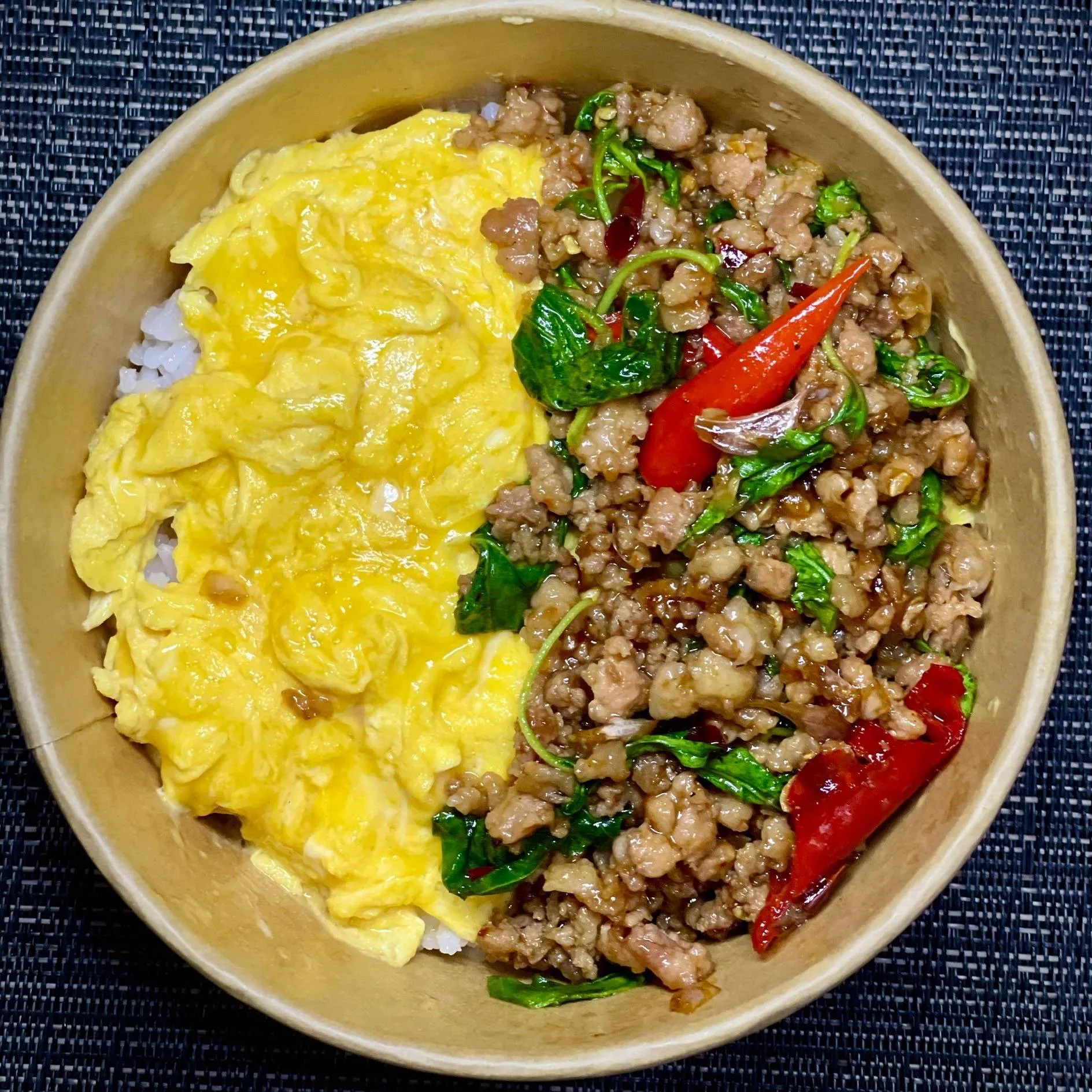 กะเพราบ้านโบ้ ไข่ข้น,หมูกรอบ,อาหารตามสั่ง