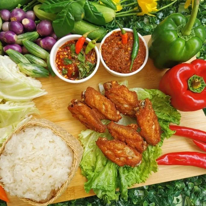 หมูทอดแม่ชม้อย เจ้าเก่า (ตลาดนัดเจ๊ณี นิมิตรใหม่) สาขา 2