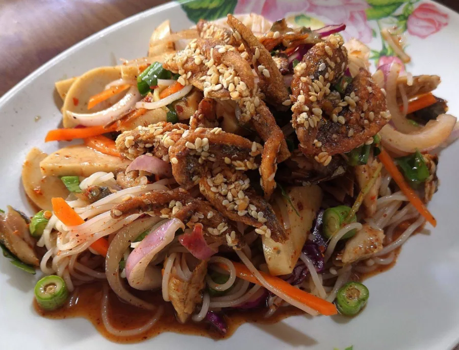 ยำ มะม่วง ขนมจีน แหนมคลุก  บางนา