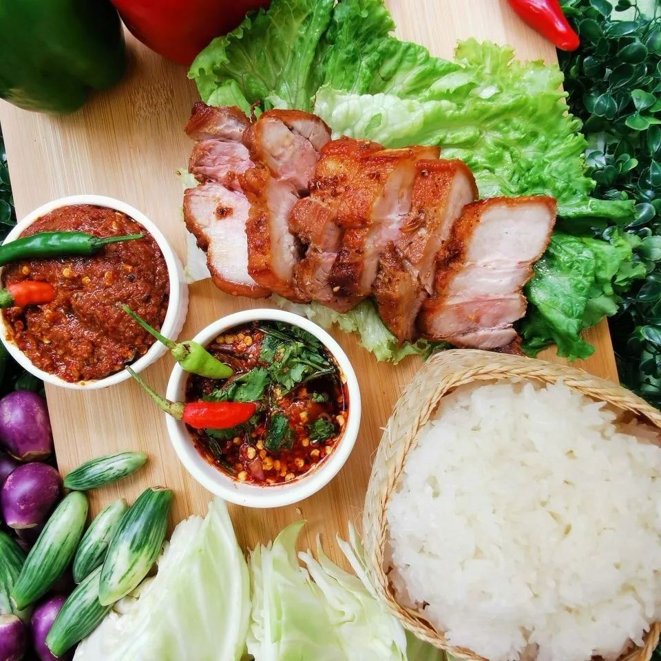 หมูทอดแม่ชม้อย เจ้าเก่า (ตลาดนัดเจ๊ณี นิมิตรใหม่) สาขา 2
