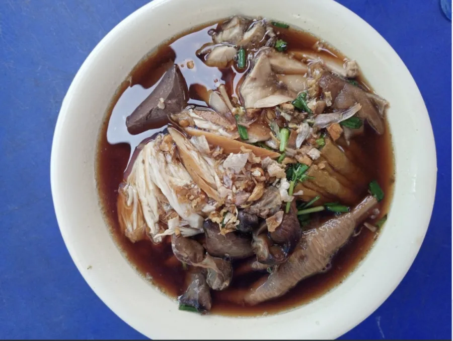 ลาบ ส้มตำ ก๋วยเตี๋ยวไก่ หน่อย