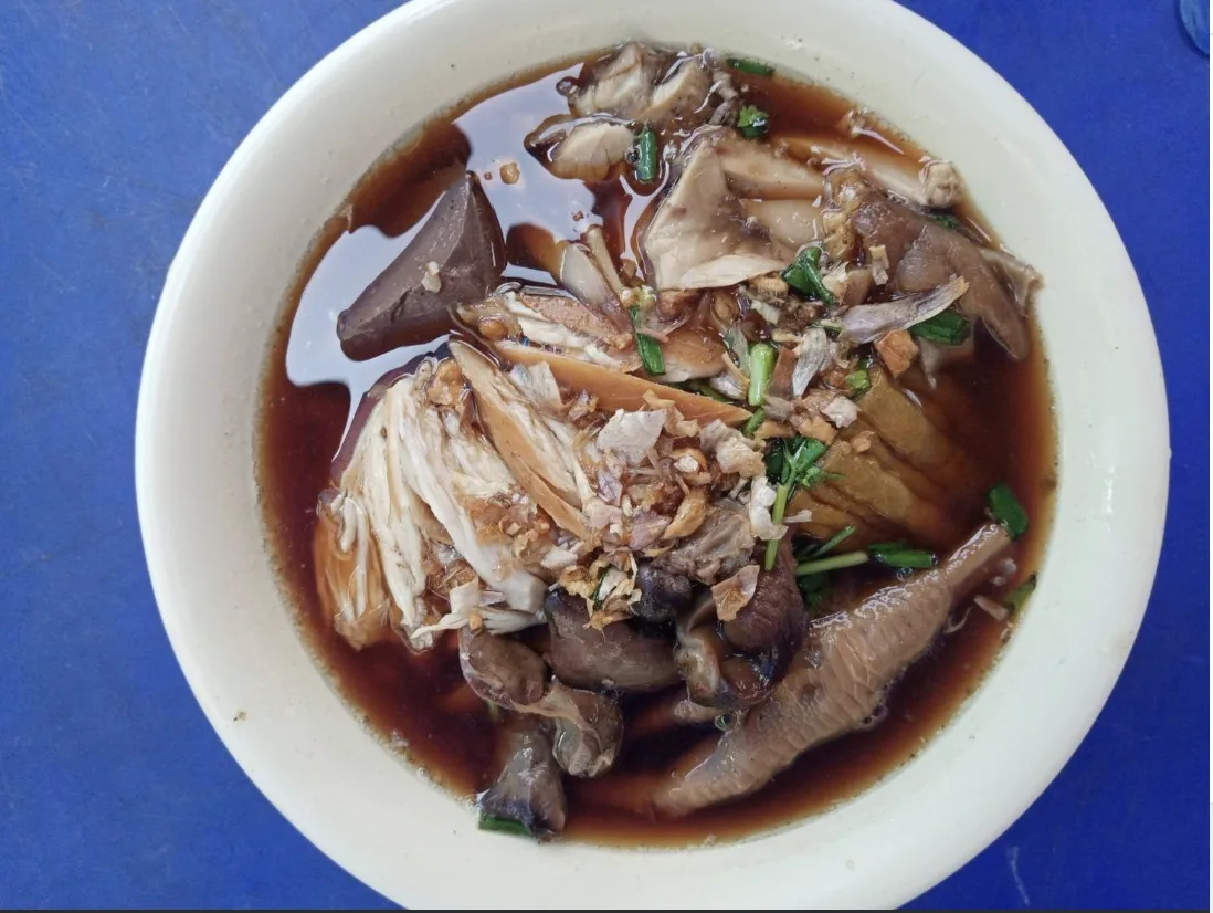 ลาบ ส้มตำ ก๋วยเตี๋ยวไก่ หน่อย