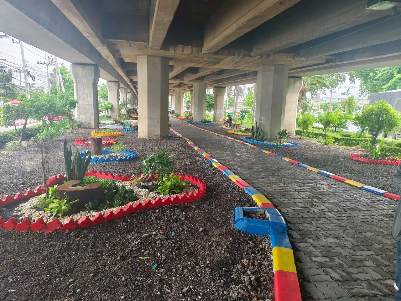 สวนหินใต้สะพานข้ามถนนกาญจนาภิเษก(ติดหูช้าง 2)